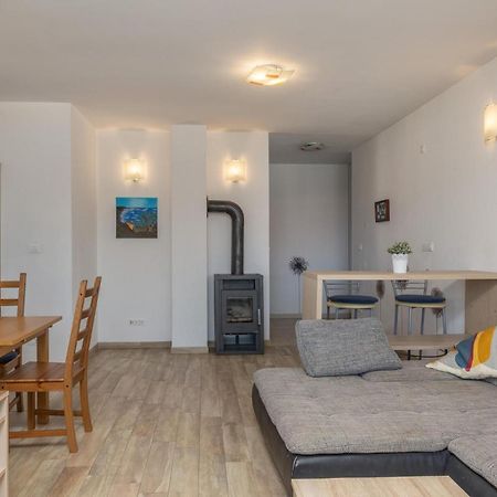 Amazing Apartment In Njivice With Kitchen Exteriör bild