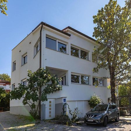 Amazing Apartment In Njivice With Kitchen Exteriör bild
