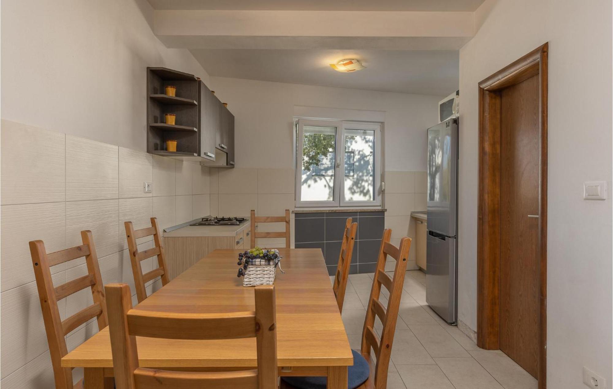 Amazing Apartment In Njivice With Kitchen Exteriör bild