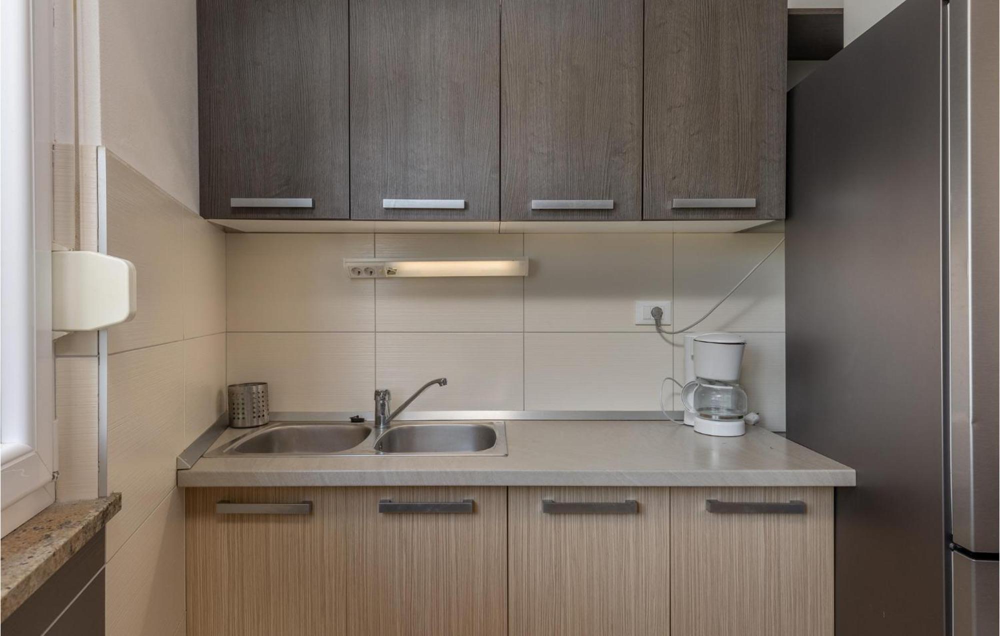 Amazing Apartment In Njivice With Kitchen Exteriör bild
