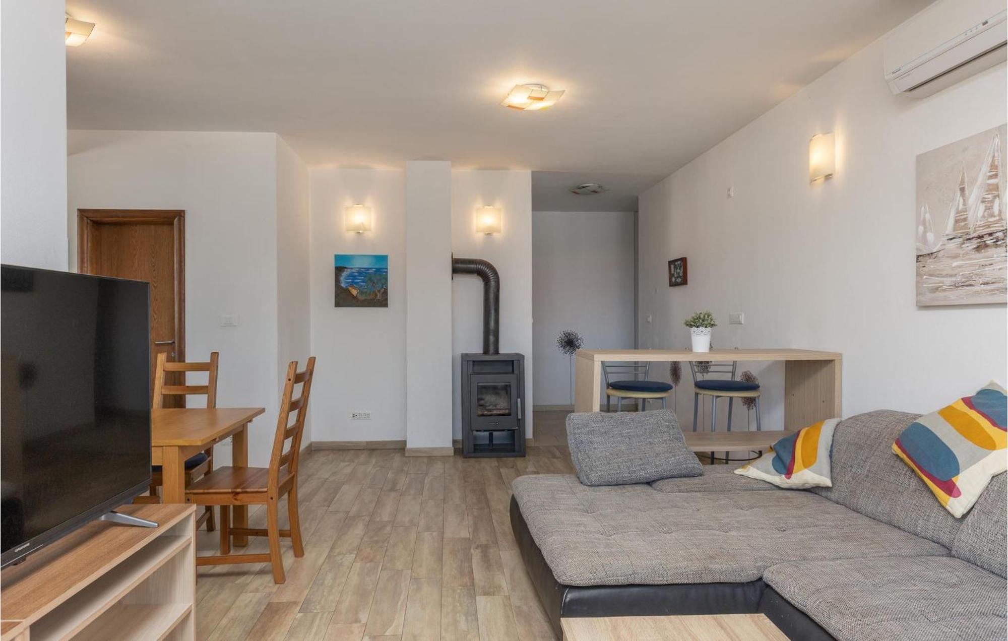 Amazing Apartment In Njivice With Kitchen Exteriör bild