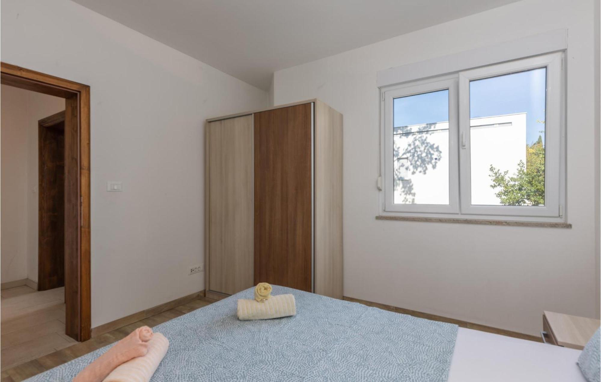 Amazing Apartment In Njivice With Kitchen Exteriör bild